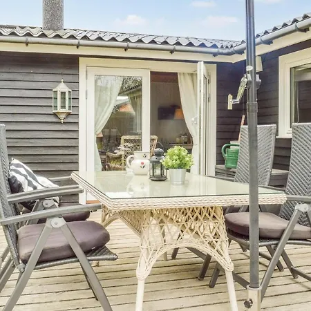 Two-bedroom Holiday In Semesterbostad Dronningmølle