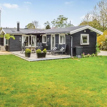 Semesterbostad Two-bedroom Holiday In Dronningmølle