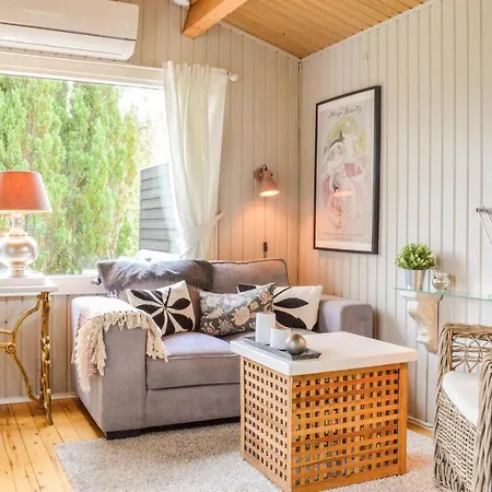 Semesterbostad Two-bedroom Holiday In Dronningmølle